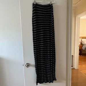 Black maxi skirt with stripes and side slit - size M